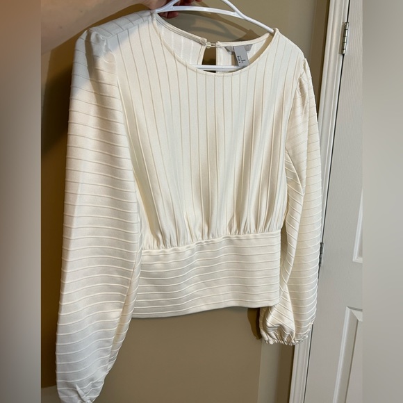 H&M Textured Top - Picture 2 of 6